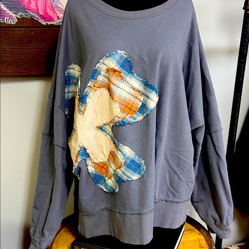 Relaxed Gray Women’s Sweatshirt with Blue & Orange Plaid Patch